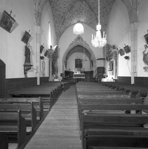 Vue intérieure prise de la porte vers le choeur.