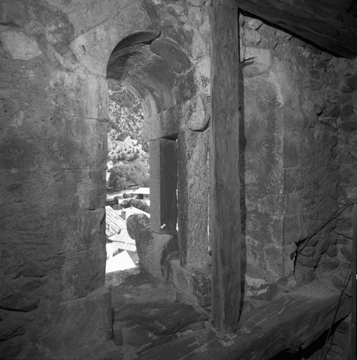 Le clocher, les baies géminées, détail. Vue prise de l'intérieur.