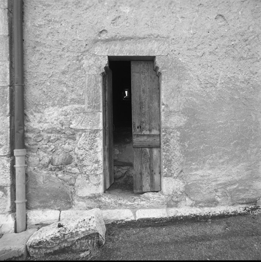 Mur sud, porte du clocher.