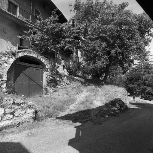 Village. Vue d'un cellier prise de l'est.