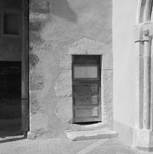 Façade est de la chapelle des Pénitents : la porte d'entrée.