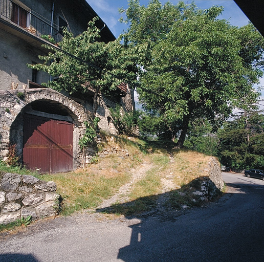 Village. Cellier n°4. Accès et porte d'entrée.