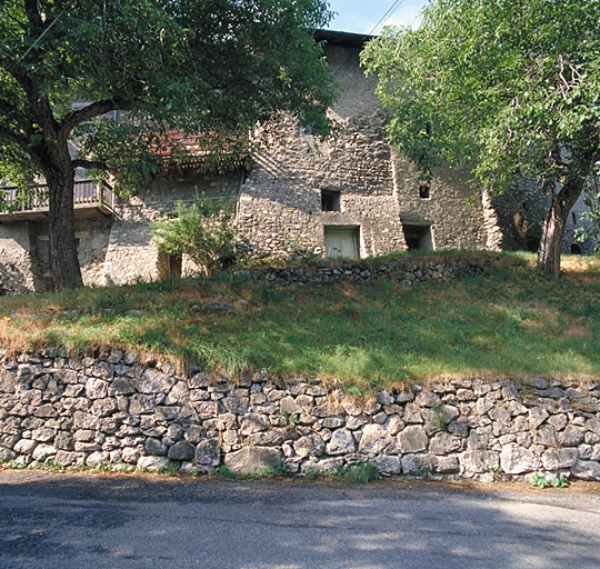 Vue de situation prise de l'est, le cellier est à gauche.