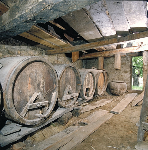 Niveau inférieur, vue prise de l'ouest vers l'est : les barriques et la jarre à huile.