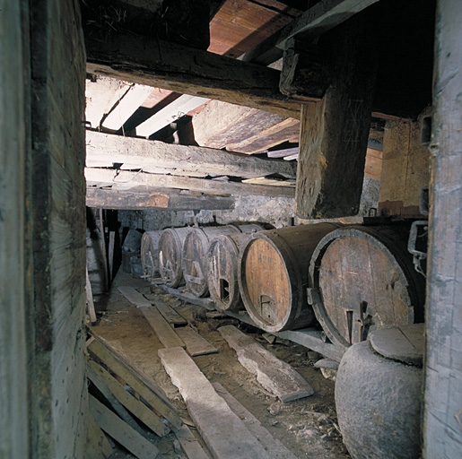 Niveau inférieur. Vue prise d'est en ouest : les barriques.
