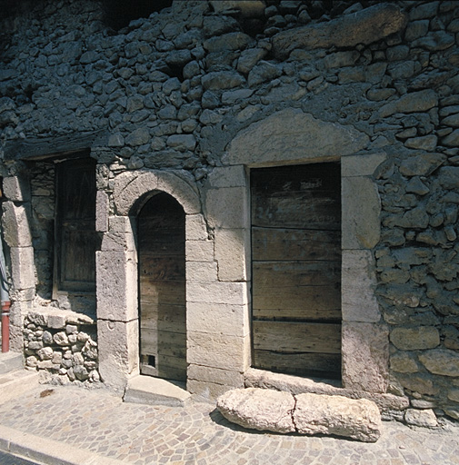 Façade ouest, sur rue. Vue d'ensemble.
