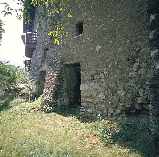 Façade est. La porte d'entrée.