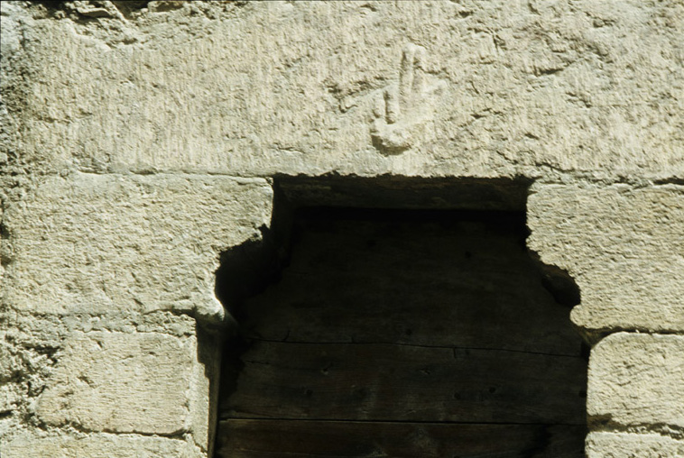 La porte ouest : détail du linteau orné d'une main bénissante.