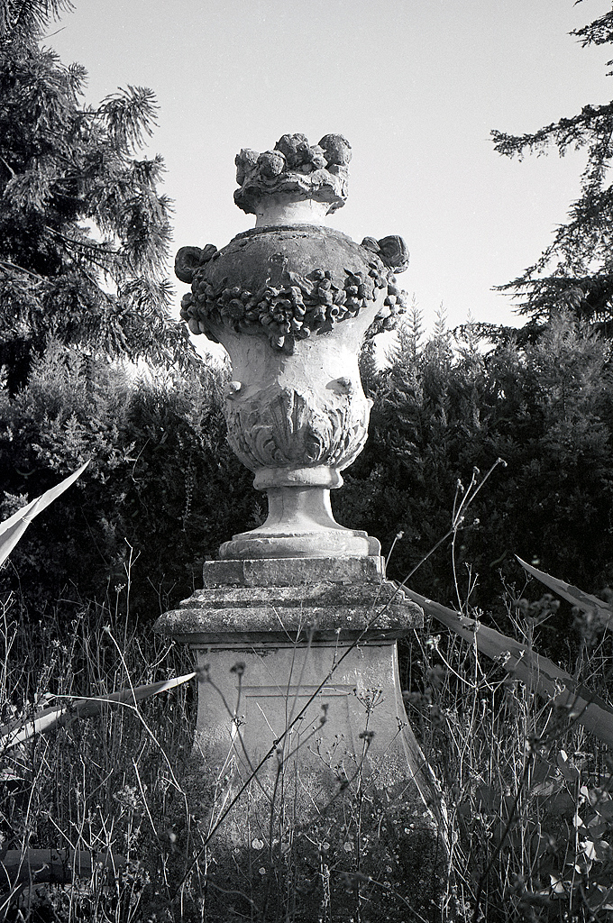 Vase sculpté orné de guirlandes de roses. Vase C du catalogue de la vente de juin 1953.