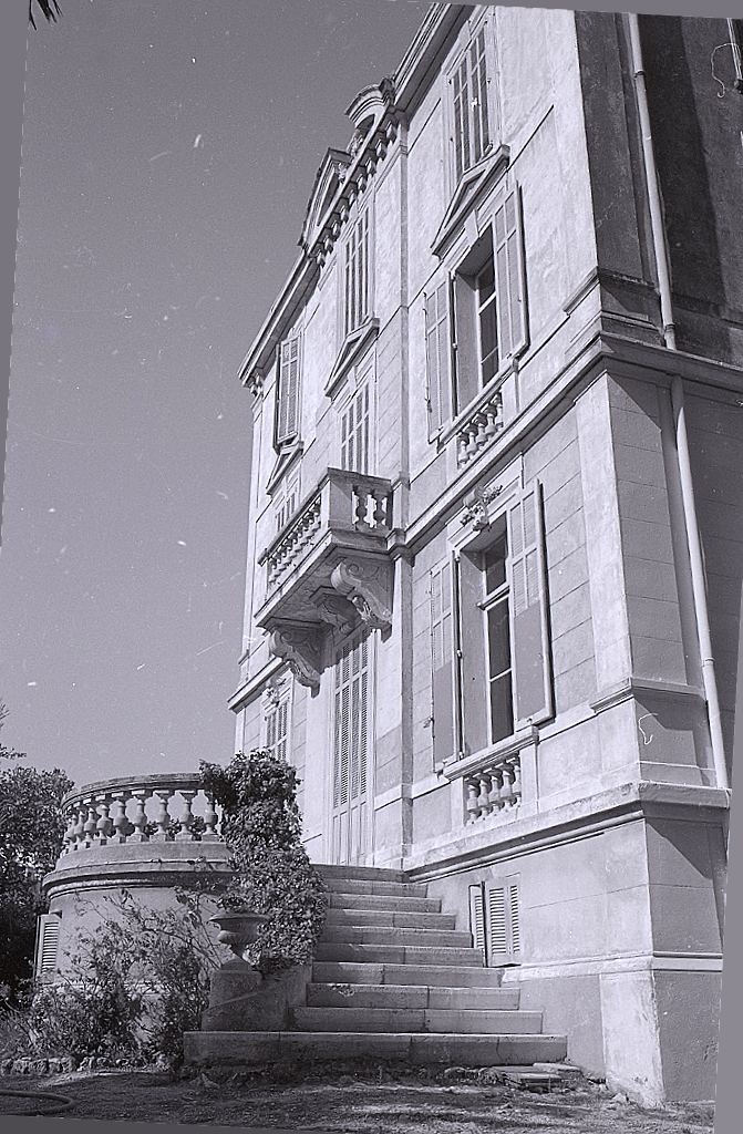 Façade sud. Perron. Vue de volume.