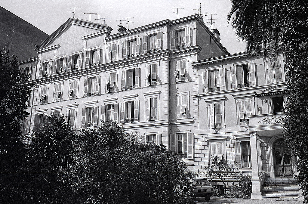 Façade sud. Partie gauche.