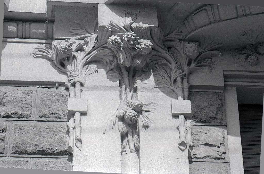 17, rue du Onze Novembre. Façade sud. Détail de sculpture.