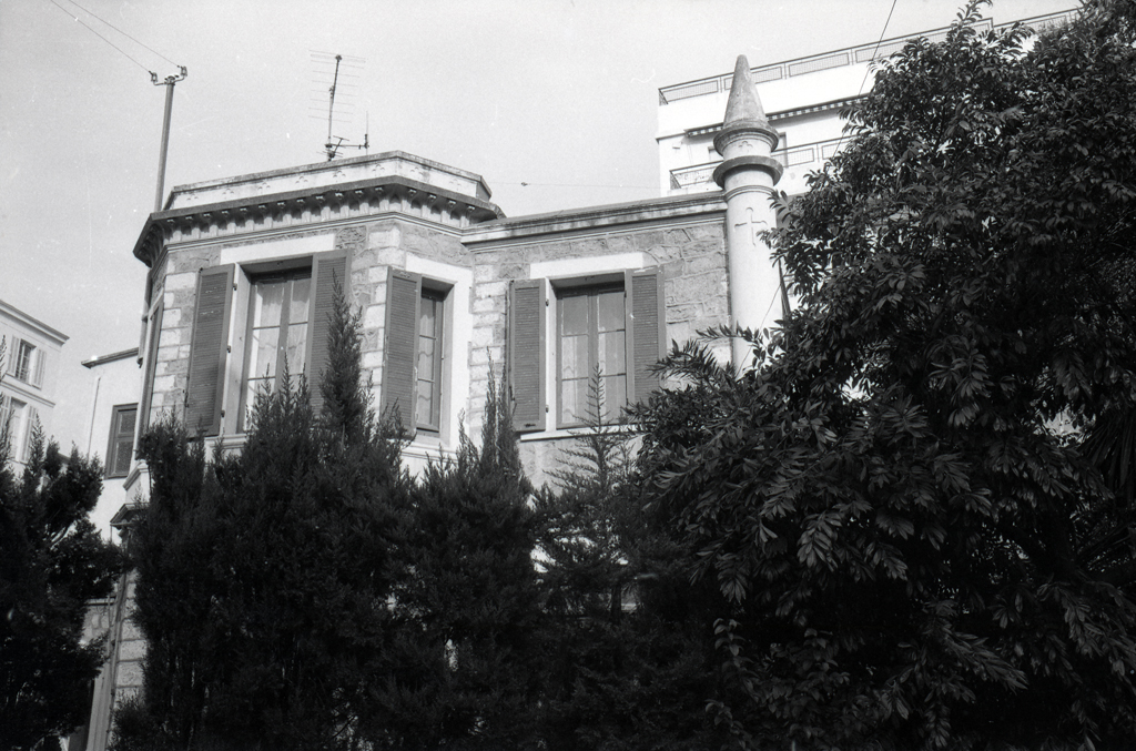 Maison du concierge. Vue partielle prise de l'ouest.