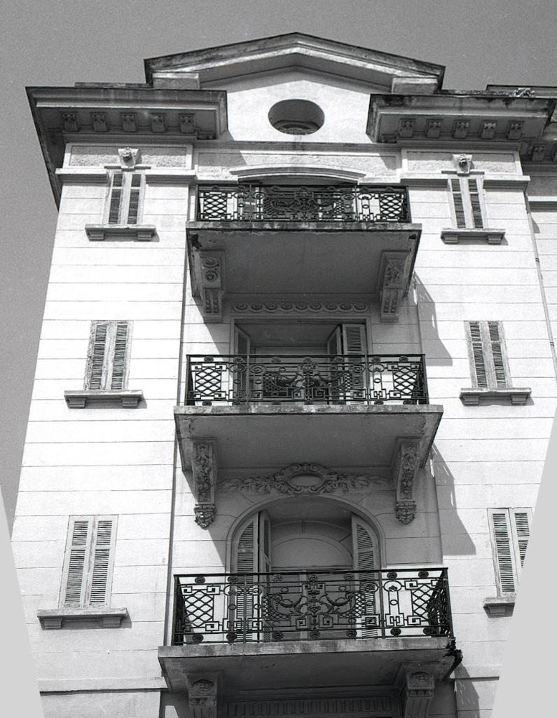 Façade est. 1e travée. Balcons.