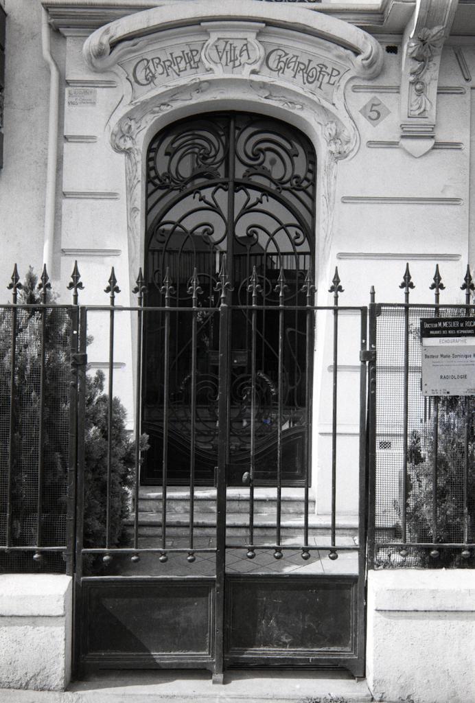 Façade antérieure. Porte d'entrée.