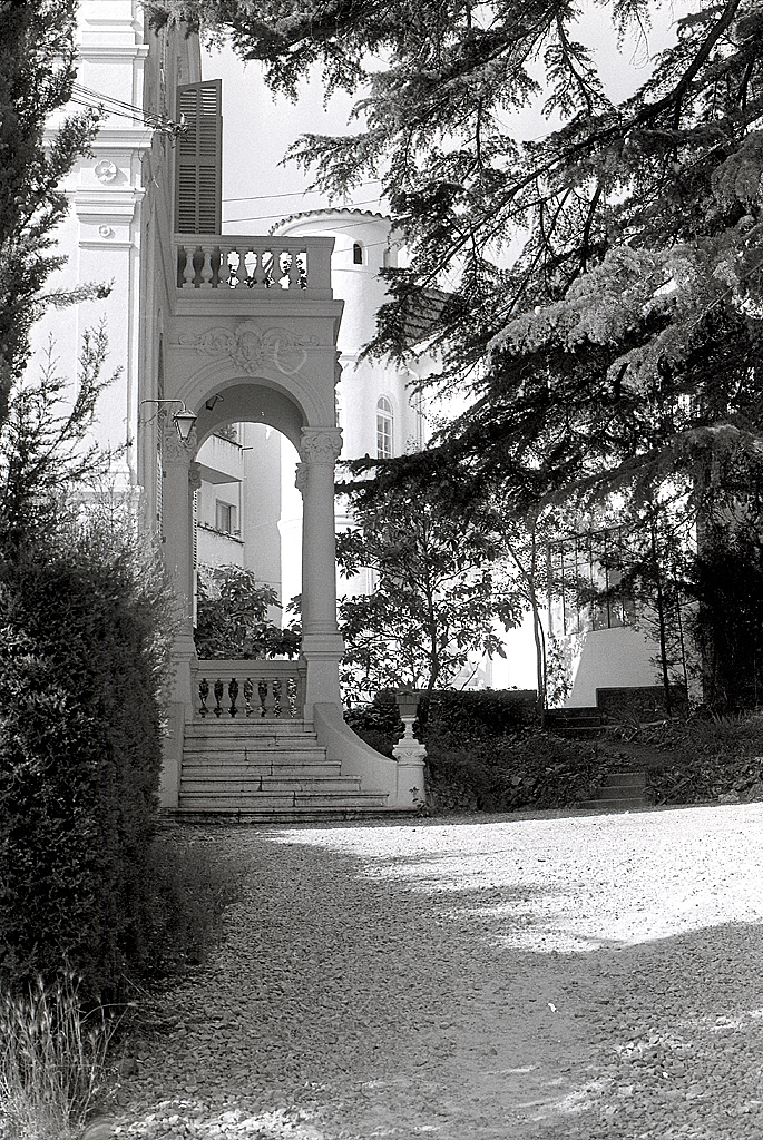 Façade antérieure est. Porche d'entrée.