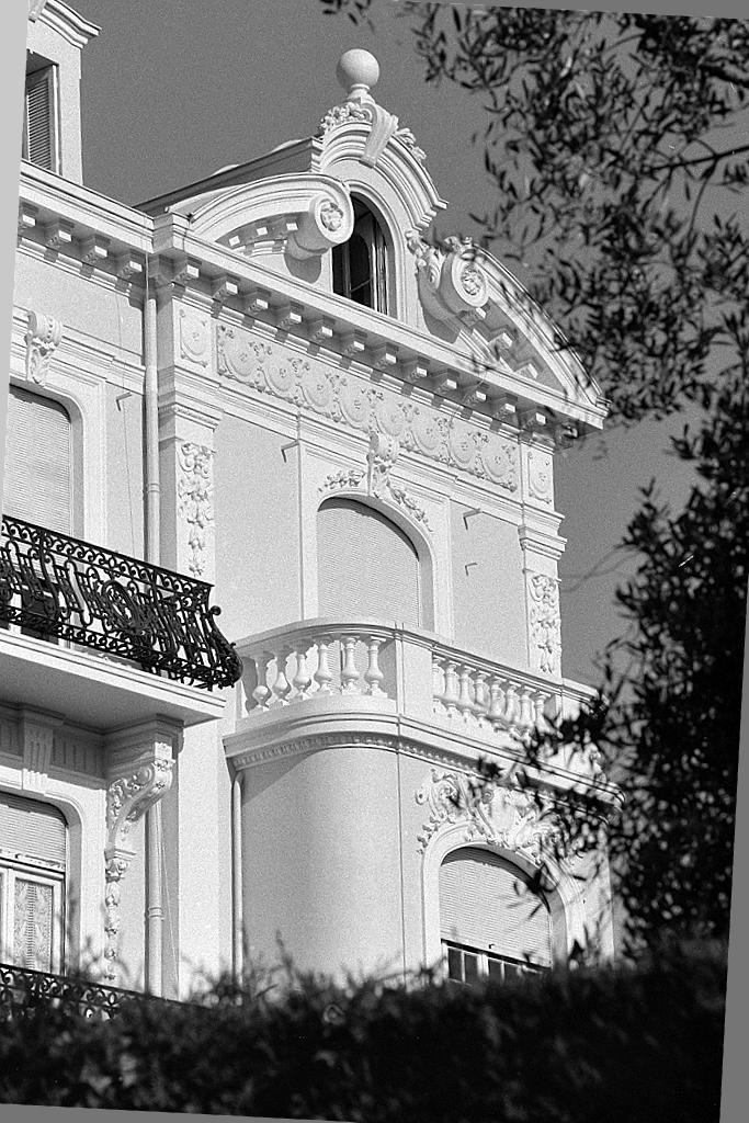 Façade sud. Aile est. Vue partielle des niveaux supérieurs.