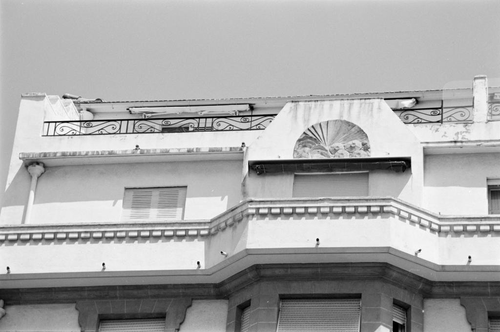 Façade sud-ouest. Couronnement.