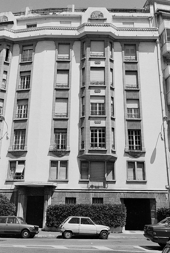 Façade antérieure sud-ouest. Vue partielle.