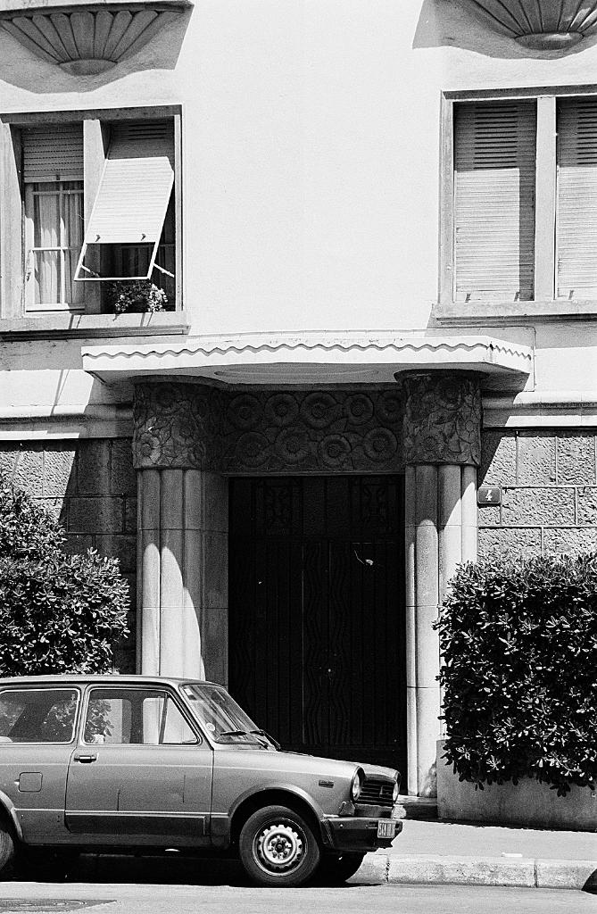 Façade antérieure sud-ouest. Porte d'entrée.