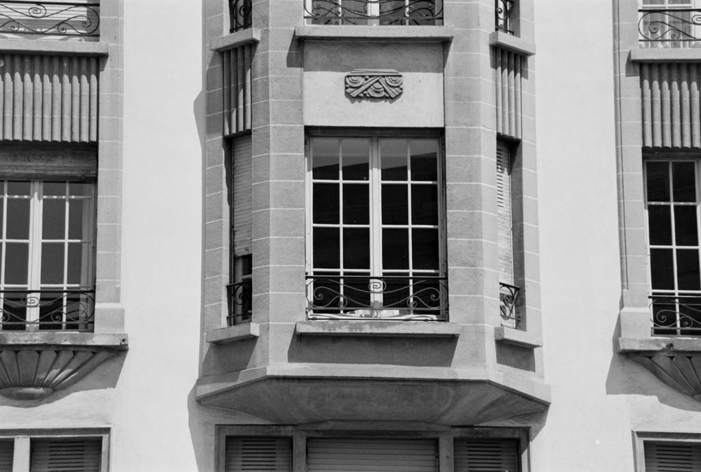 Façade sud-ouest. 3e niveau. Bow-window.