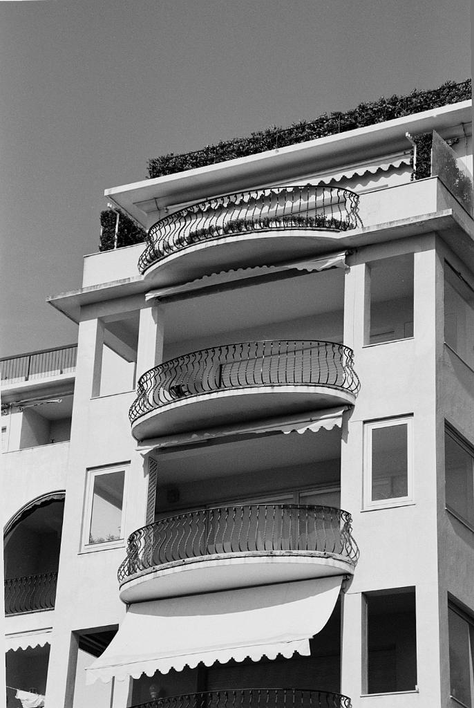 Façade antérieure ouest. Avant-corps sud. Loggias.