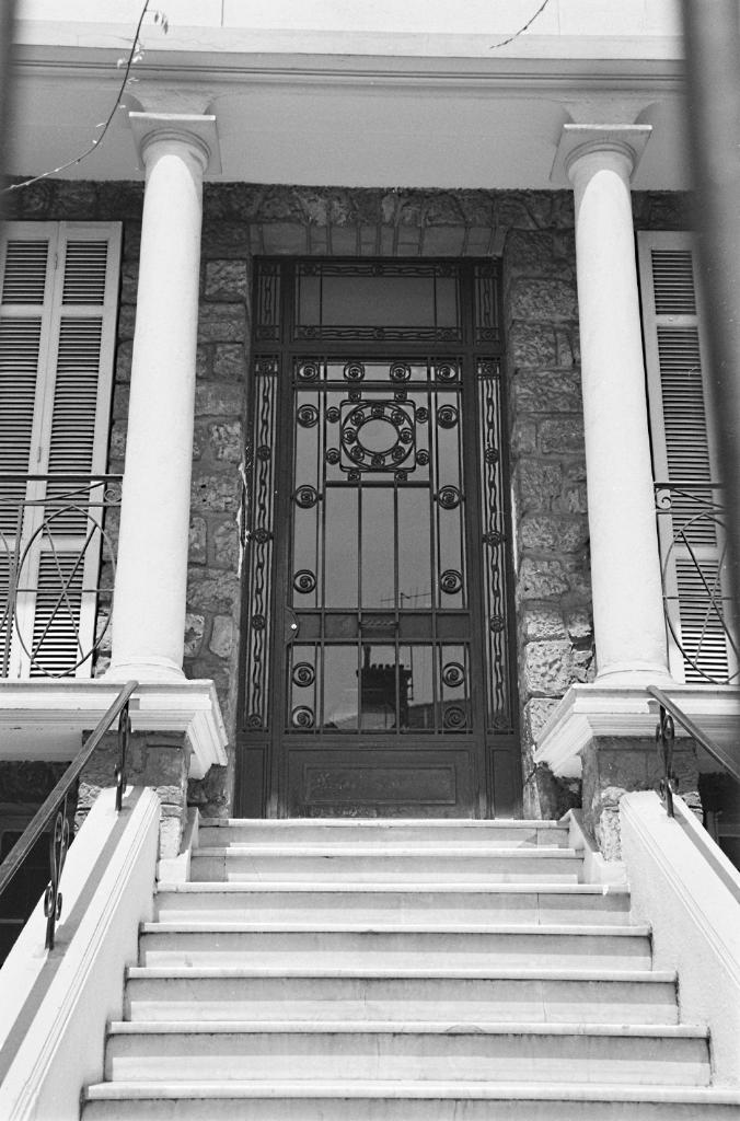 Façade sud. Porte d'entrée.