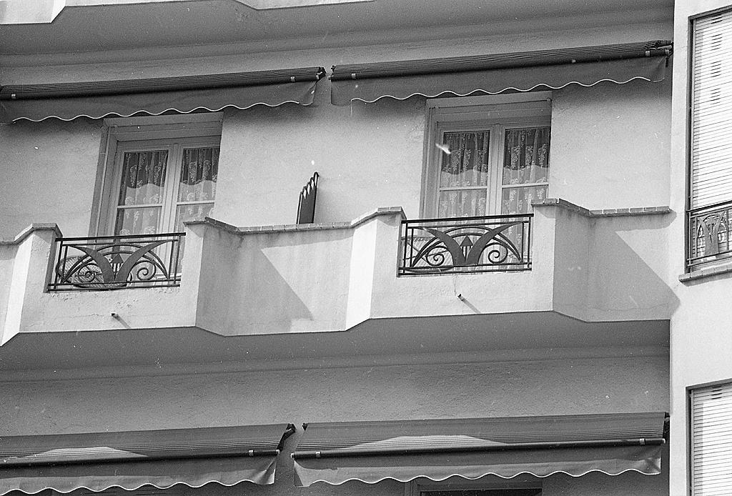 Façade sud. 4e niveau. Balcon de la partie centrale.