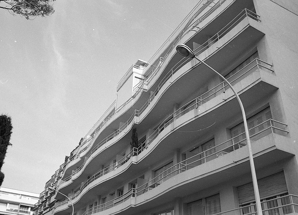 Façade antérieure nord. Vue rapprochée.
