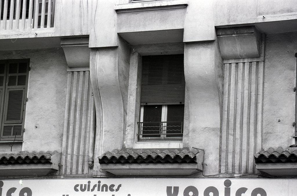Façade antérieure ouest. 2e niveau. Consoles.