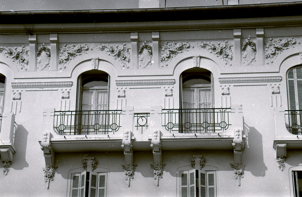 Façade sud. Dernier niveau. Frise sculptée.