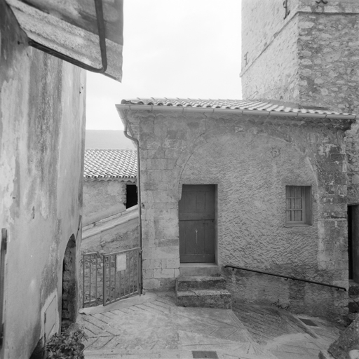 Tour de flanquement de l'enceinte du village, dont la base a été réutilisée comme chapelle latérale de l'église, murée. Vue prise depuis le nord.