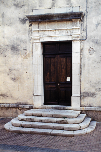 La façade, détail : la porte, vue depuis l'ouest.