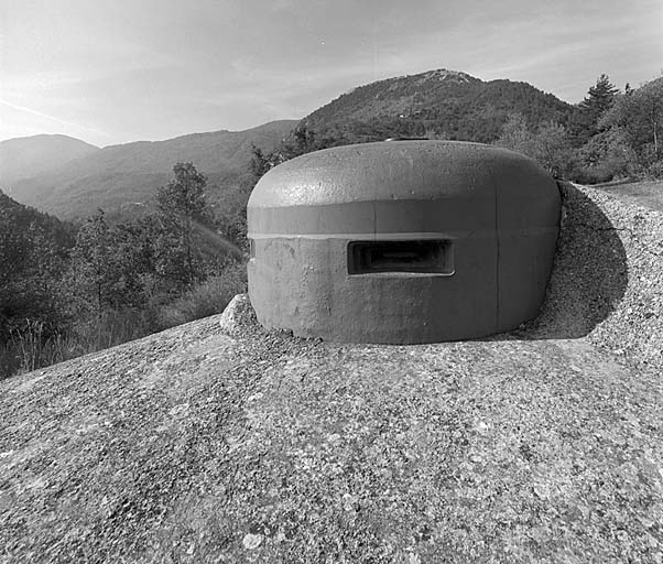 Bloc 3 (observatoire). La cloche V.D.P. vue sur le côté gauche. Derrière, le mont Barbonnet.