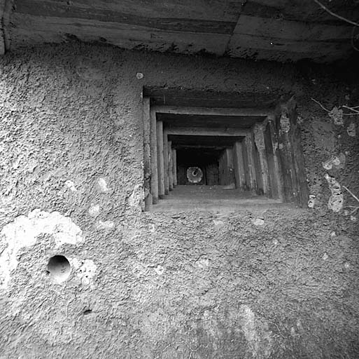 Sospel, casemate du Barbonnet sud. Façade. Créneau de mitrailleuse.