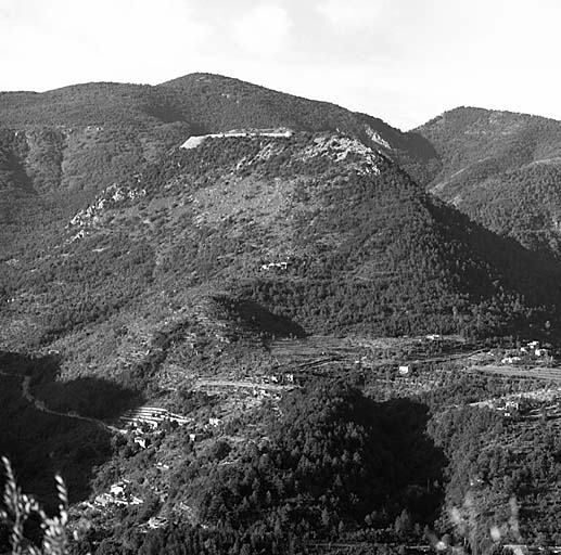 Vue lointaine prise du nord-est. Dans le cercle 1 : casemate du Campaost. Dans le cercle 2 : ouvrage de Saint-Roch, bloc 3, observatoire. Dans le cercle 3 : ouvrage de Saint-Roch, bloc 4 (bloc actif). Au-dessus, fort du Barbonnet.