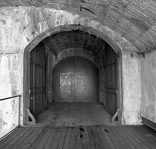 Caponnière de gorge. Entrée du fort. Vue prise dans l'axe du passage d'entrée. Au premier plan, le pont roulant.