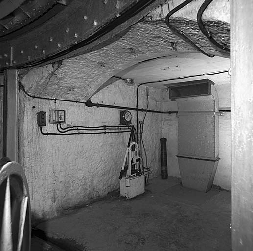 Tourelle nord. Etage intermédiaire. Pompe hydraulique et gaine de ventilation.