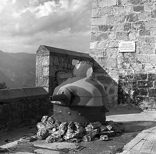 Cour nord-ouest. Tourelle démontable de mitrailleuse par éléments mle 37.