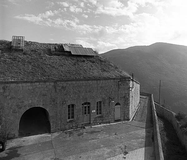 Cour et extrémité nord-ouest du massif central. A gauche, entrée du passage central.