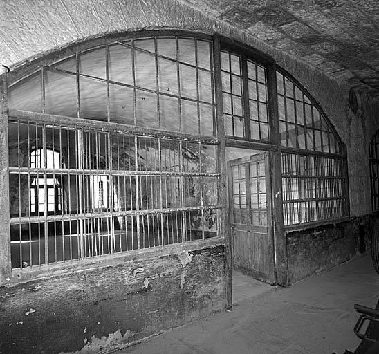 Caserne centrale. Casemate de troupe n° 36 pour 40 hommes. Cloison d'extrémité vue du couloir de fond.