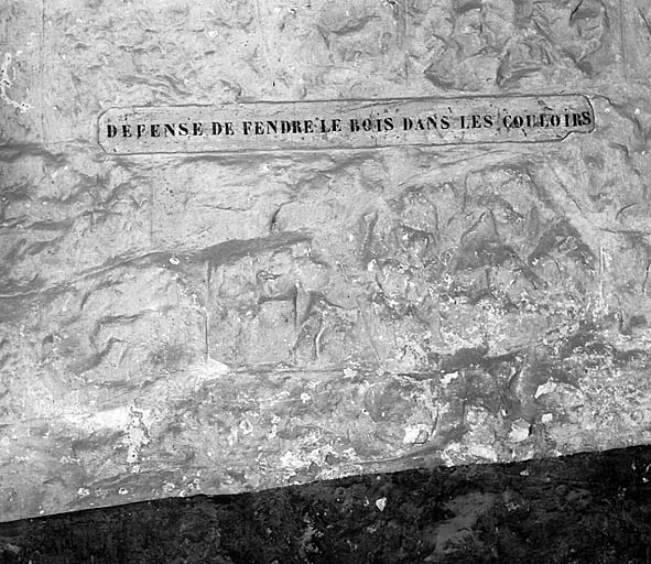 Massif central. Passage nord. Inscription sur la paroi ouest.