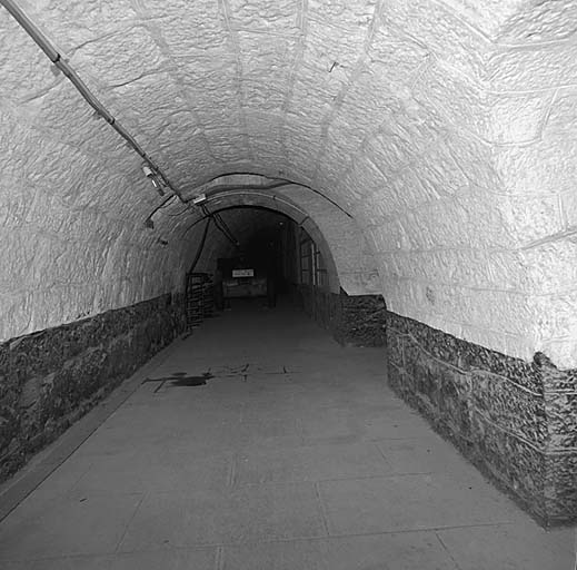 Massif central. Caserne. Vue d'enfilade du couloir de fond des casemates est.