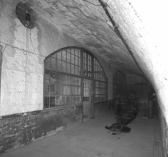 Caserne centrale. Couloir de fond du bâtiment est. Vue du demi-berceau à hauteur de la casemate 36.