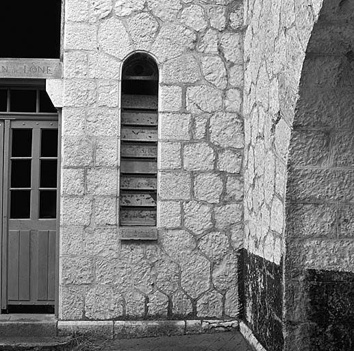 Cour centrale. Caserne. Bâtiment ouest. Casemate 28-29. Détail du blindage d'une fenêtre.