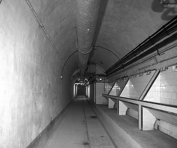 Casernement souterrain. Lavabos de la troupe.