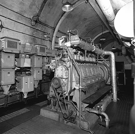 Centrale électrique. Vue avant gauche d'un groupe.