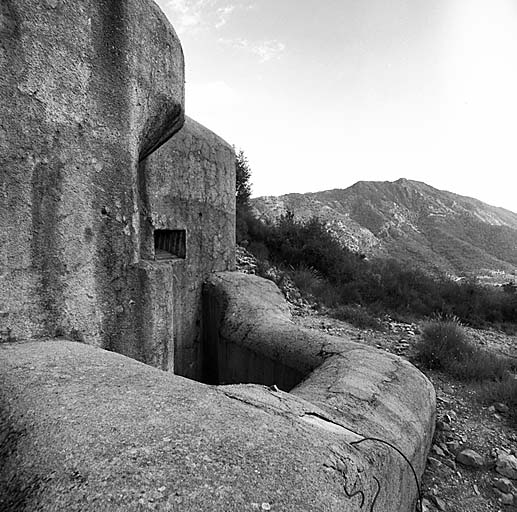 Bloc 2. Vue rasante de l'avant du bloc.