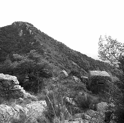 Vue des dessus. A droite, blockhaus léger pour FM. Au fond, arête nord-ouest du mont Razet.