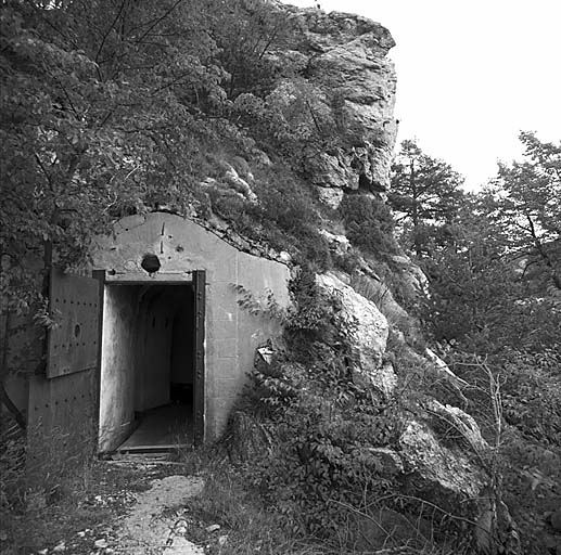 Entrée de l'ouvrage. Au-dessus de la porte, orifice de la prise d'air.